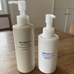 ３種の植物オイル　ボディジェル 200mL￥1,490、日焼け止めミルク 30mL ￥590／無印良品