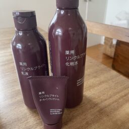 薬用リンクルブライト化粧水 200mL￥2,990、薬用リンクルブライト乳液 200mL ￥2,990、薬用リンクルブライトオールインワンクリーム（携帯用） 30g ￥750／無印良品