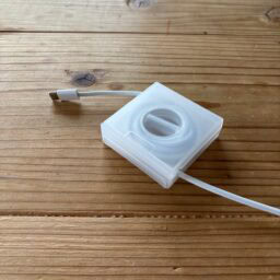 ポリプロピレン　スマホスタンド付ケーブル収納 ￥190／無印良品