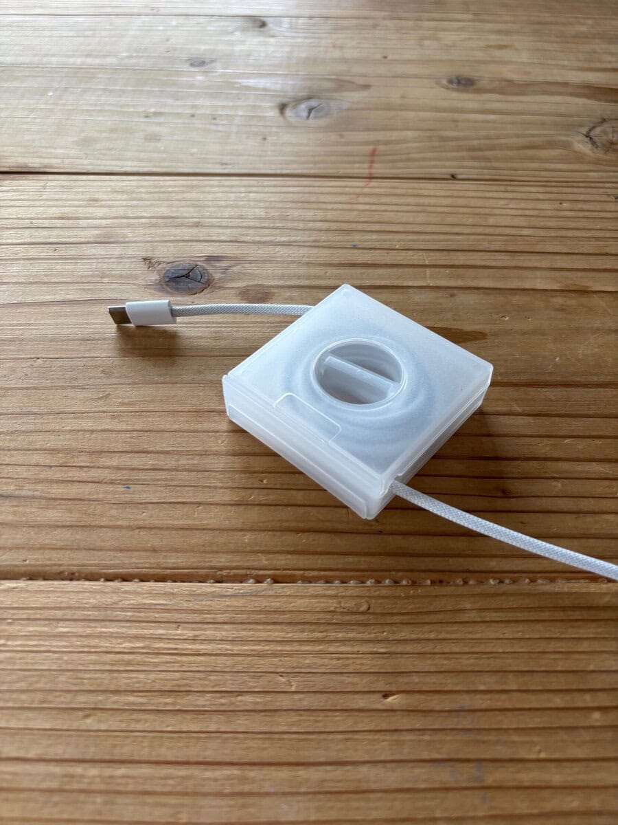 ポリプロピレン スマホスタンド付ケーブル収納 ¥190/無印良品