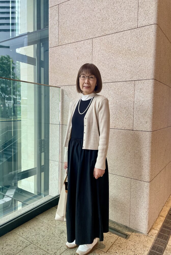 【60代お手本スナップ】モノトーンでやわらかい雰囲気の着こなしにするには？ニュアンスカラーの小物で品のあるやさしげな印象に！