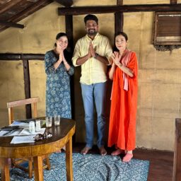 MOTOMIさん_インドのドクターと主催者さんとの記念写真