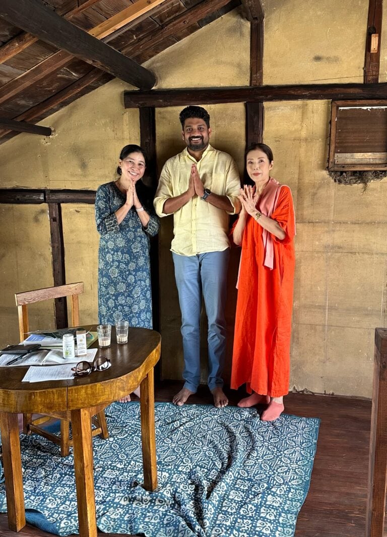 MOTOMIさん_インドのドクターと主催者さんとの記念写真