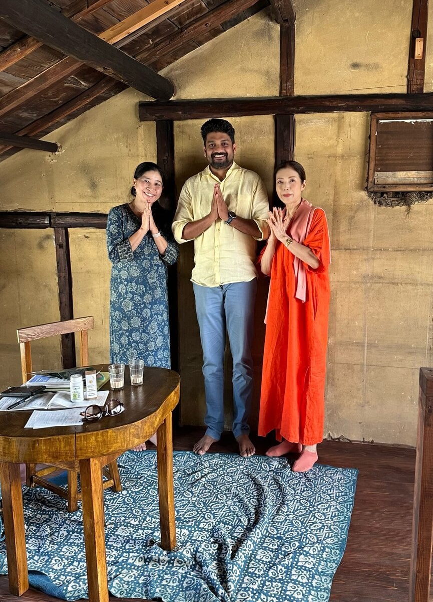 MOTOMIさん_インドのドクターと主催者さんとの記念写真