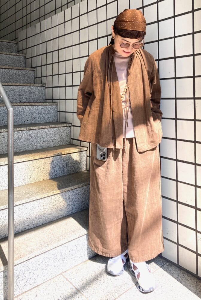 【60代スナップ】旬のブラウンコーデを品よく着こなすには？小物使いでスタイリッシュな雰囲気に！