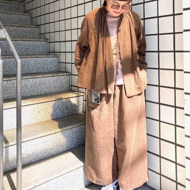 【60代スナップ】旬のブラウンコーデを品よく着こなすには？小物使いでスタイリッシュな雰囲気に！