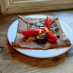 ナスのバルサミコ酢マリネとトマトの卵・チーズガレット