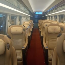 近鉄特急「ひのとり」車内
