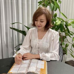 日記を書く鈴木恵さん