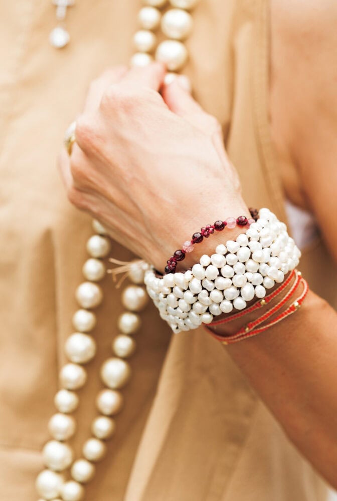 軽いコットンパールのネックレスは華やかで、巻き方次第で自在に表情が変化。淡水パールのブレスレットはバリ島で購入したもの