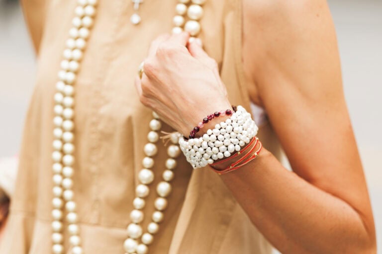 軽いコットンパールのネックレスは華やかで、巻き方次第で自在に表情が変化。淡水パールのブレスレットはバリ島で購入したもの