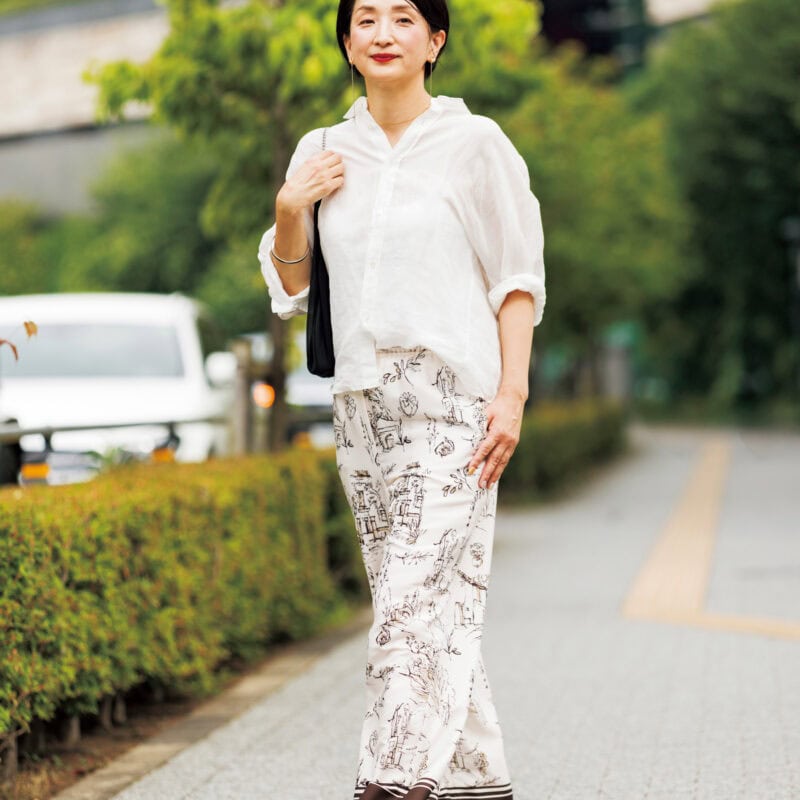 【60代スナップ・東京】「リネンシャツ×プリントパンツ」で抜け感のある大人の着こなしに！おしゃれを底上げするきれい見えリラックスカジュアル