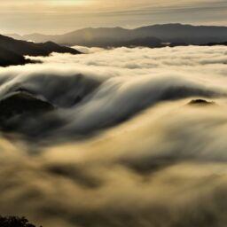 新潟県魚沼市　滝雲　絶景