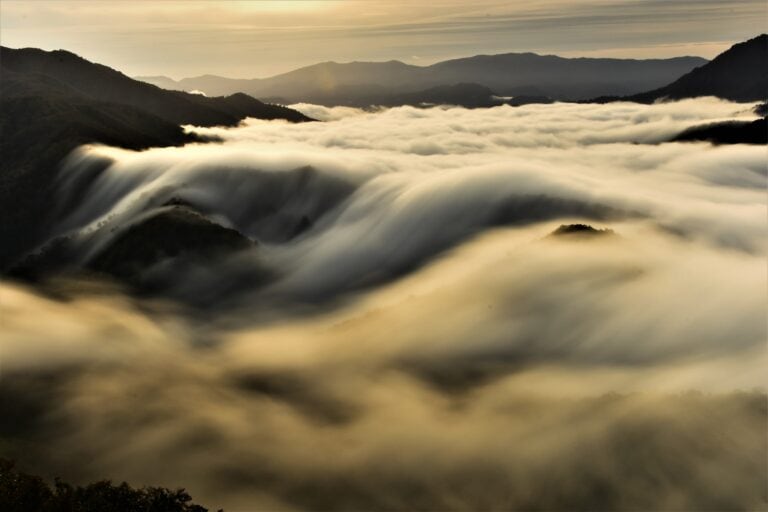 新潟県魚沼市　滝雲　絶景