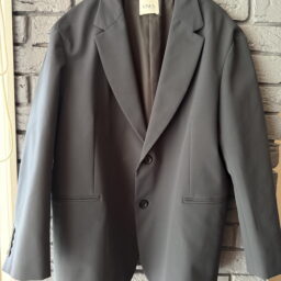 上林さん_UNUSのジャケット