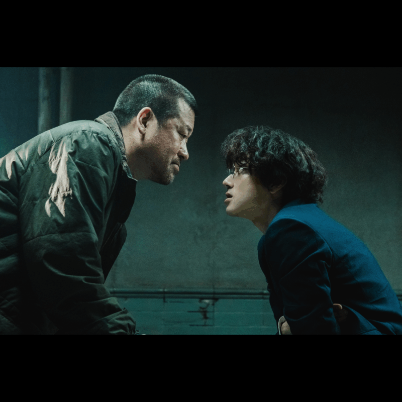 【60代エンタメ】山田裕貴VS佐藤二朗の怪演ぶつかり合う!映画『爆弾』は緊迫シーン連続のリアルタイムミステリー