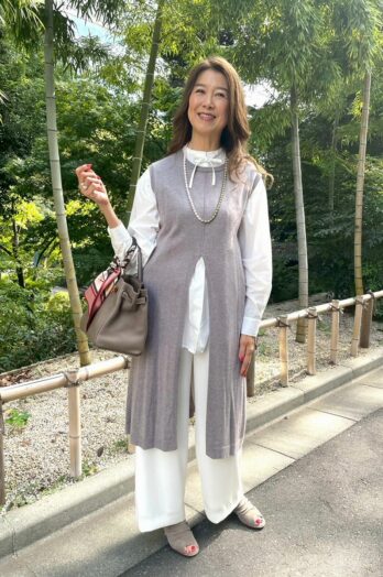 【60代お手本スナップ】「mizuiroind」のホワイトシャツとグレーベストで楽しむ秋のレイヤードスタイル＜東京＞