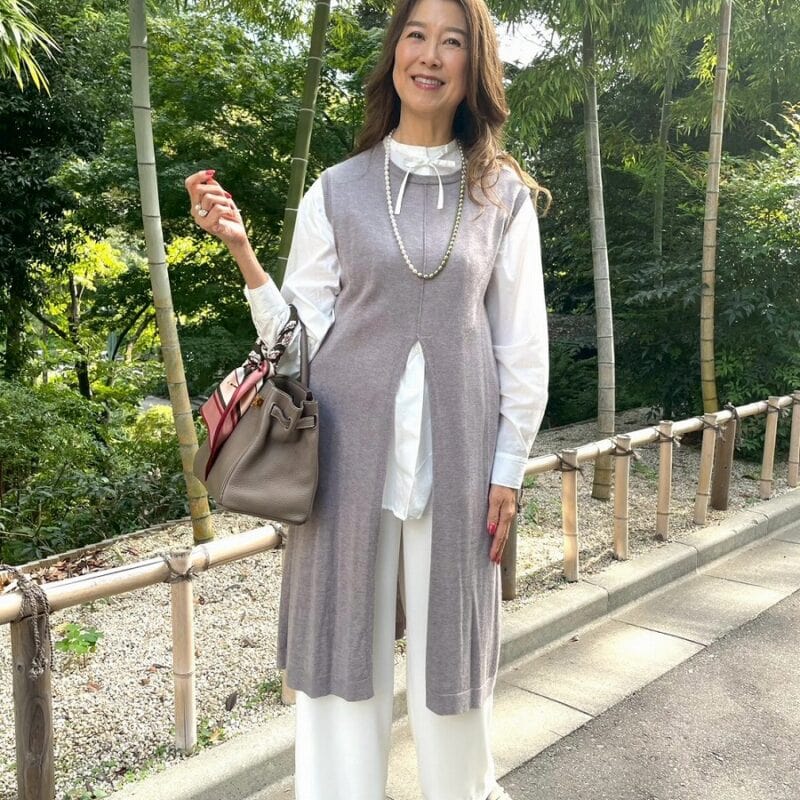 【60代お手本スナップ】「mizuiro ind」のホワイトシャツとグレーベストで楽しむ秋のレイヤードスタイル＜東京＞