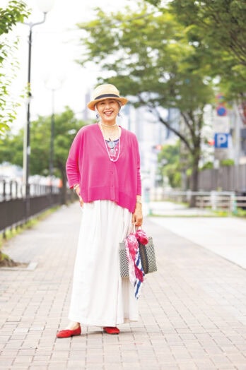 【60代お手本スナップ〈福岡〉】ピンク×白×赤の鮮やかコーデでHAPPYオーラあふれる「おしゃれマダム」の着こなしチェック！