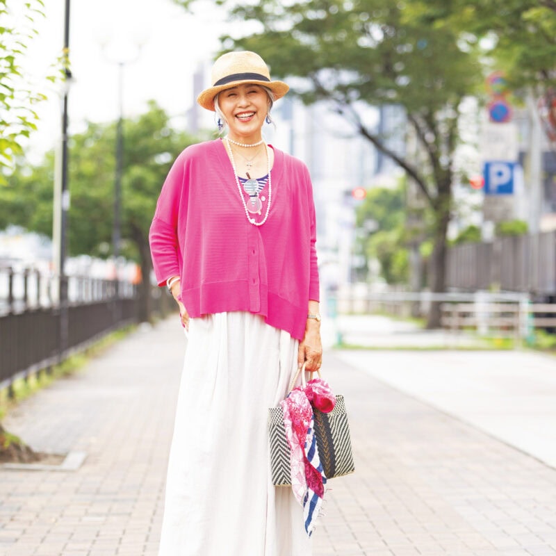 【60代お手本スナップ〈福岡〉】ピンク×白×赤の鮮やかコーデでHAPPYオーラあふれる「おしゃれマダム」の着こなしチェック！
