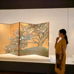 左）：速水御舟《名樹散椿》【重要文化財】山種美術館 右）：山口華揚《木精》山種美術館：北野天満宮の大けやきです。