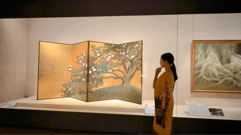 左):速水御舟《名樹散椿》【重要文化財】山種美術館 右):山口華揚《木精》山種美術館:北野天満宮の大けやきです。