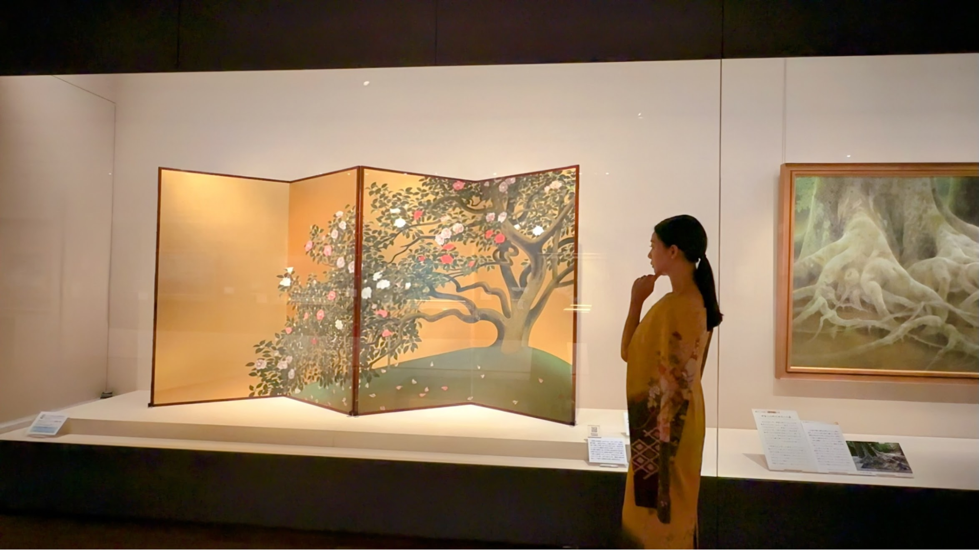 左）：速水御舟《名樹散椿》【重要文化財】山種美術館 右）：山口華揚《木精》山種美術館：北野天満宮の大けやきです。