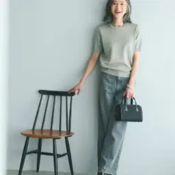 デニムパンツ¥28,600/アッパーハイツ(ゲストリスト)、ニット¥25,300/エブール(リトルリーグ インク)、バッグ¥253,000/ティッサ・フォンタネダ(アッシュ・ペー・フランス)、イヤリング¥5,670/アビステ、ブレスレット¥7,700/ピルグリム(ズットホリック)靴¥27,500/ヒミコ