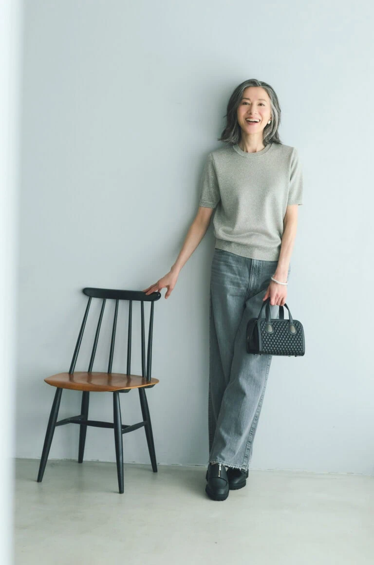 デニムパンツ¥28,600/アッパーハイツ(ゲストリスト)、ニット¥25,300/エブール(リトルリーグ インク)、バッグ¥253,000/ティッサ・フォンタネダ(アッシュ・ペー・フランス)、イヤリング¥5,670/アビステ、ブレスレット¥7,700/ピルグリム(ズットホリック)靴¥27,500/ヒミコ