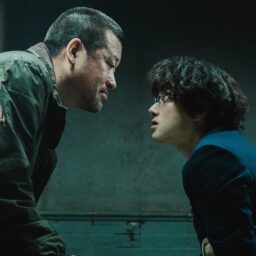 映画『爆弾』メインカット 取調室で対峙するスズキタゴサク（佐藤二朗）と警視庁捜査一家の刑事・類家（山田裕貴）