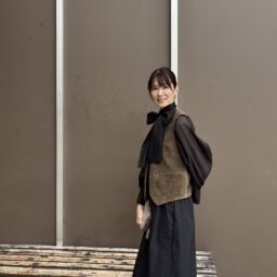 tops : Demiluxe BEAMS、onepiece : DoCLASSE、boots : ara