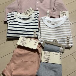 ベビー　裏毛　スウェットカーディガン　￥1,990、ベビー　あたまするっと　天竺編みクルーネック長袖Ｔシャツ　ボーダー　￥790※セール価格、おなかすっぽり　七分丈サルエルパンツ　￥990