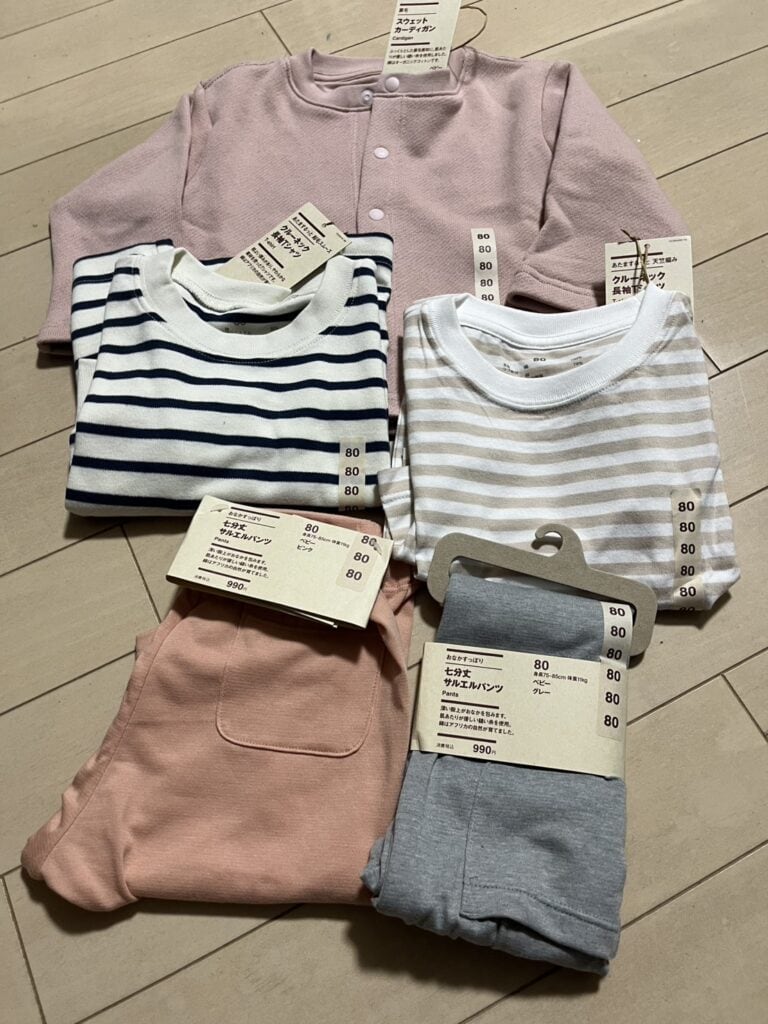 ベビー 裏毛 スウェットカーディガン ¥1,990、ベビー あたまするっと 天竺編みクルーネック長袖Tシャツ ボーダー ¥790※セール価格、おなかすっぽり 七分丈サルエルパンツ ¥990