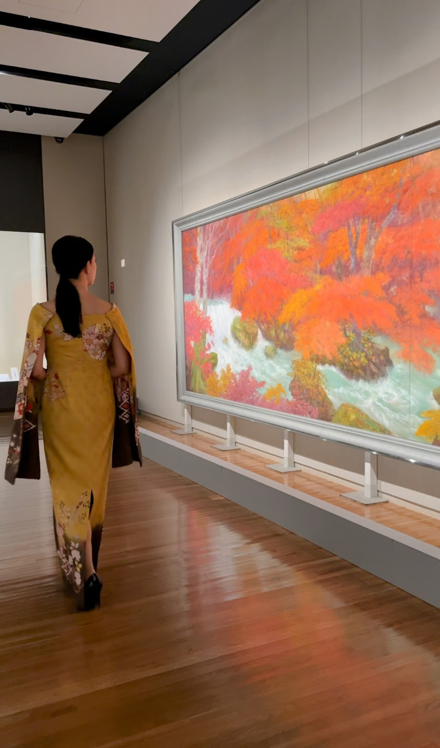 ドレスも映える美術館内