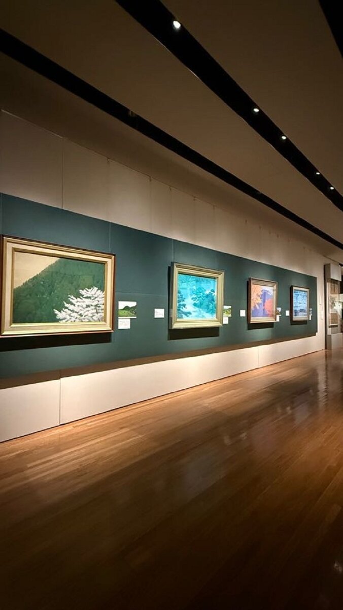 手前から　東山魁夷《春静》《緑潤う》《秋彩》《年暮る》 山種美術館