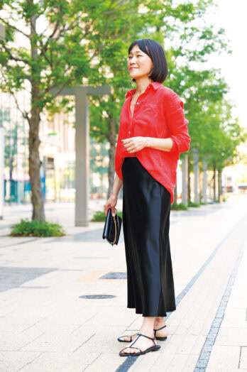 【60代お手本スナップ・名古屋】「GAP」のカラーシャツでカジュアルに！エレガントなサテンスカートをこなれた着こなし変える上級者テク！