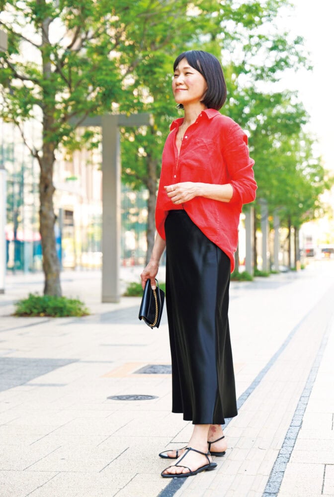 【60代お手本スナップ・名古屋】「GAP」のカラーシャツでカジュアルに！エレガントなサテンスカートをこなれた着こなし変える上級者テク！