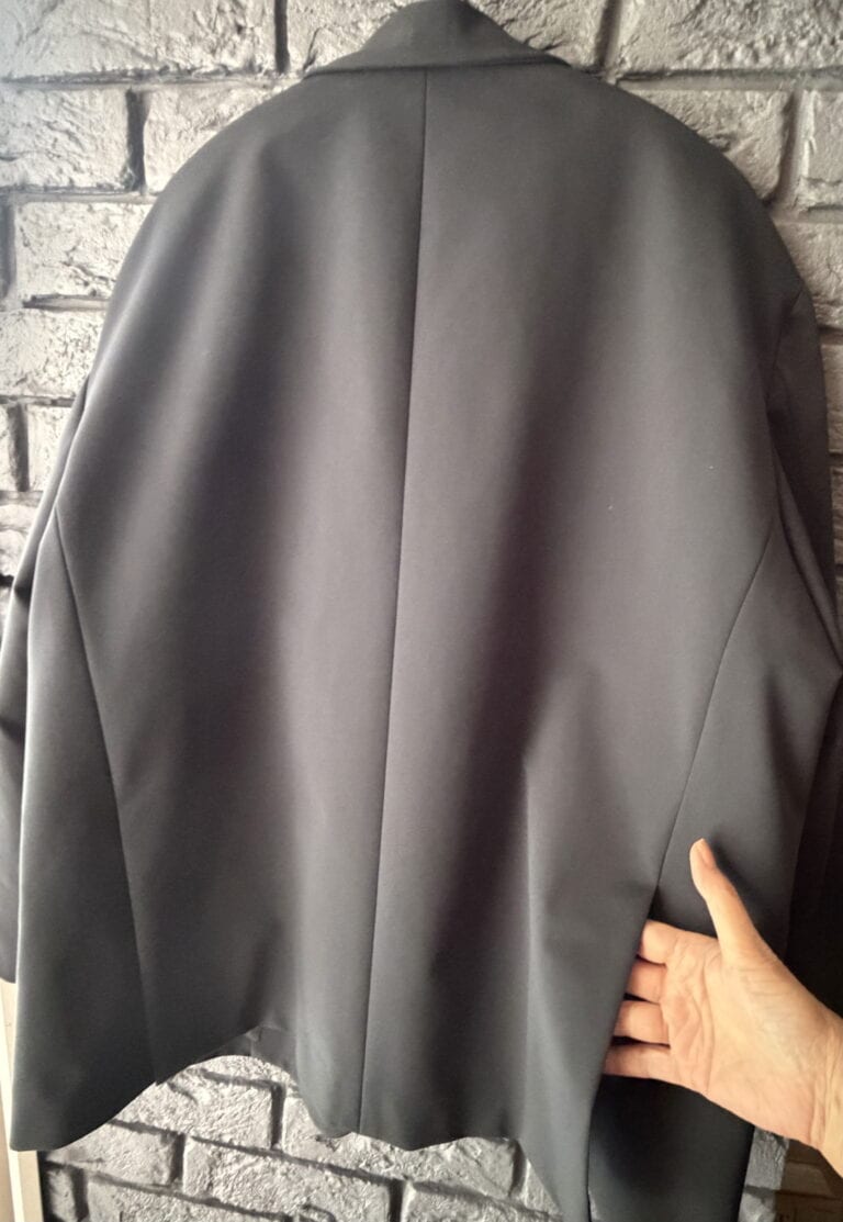 上林さん_UNUSのジャケット