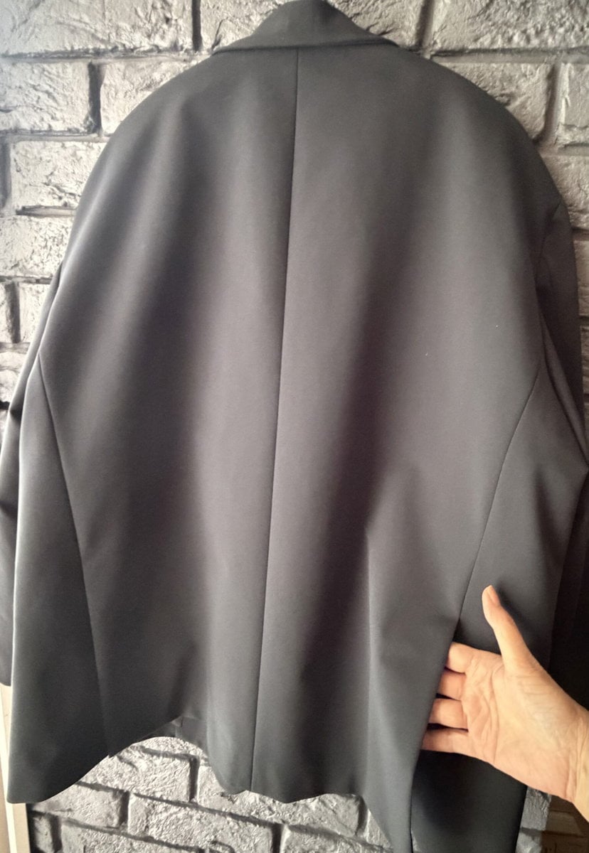 上林さん_UNUSのジャケット