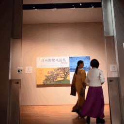 展示室入り口（地下1階）向かって右手が展示室1、左手が展示室2