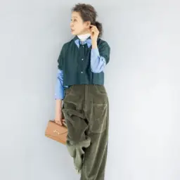 パンツ¥80,300、シャツ¥91,300/ともにメゾン ジェジア(メゾン・ディセット)、中に着たタートルネックニット¥66,000/ピーティートリノ(ピーティージャパン)、ピアス(片耳)¥308,000、重ねたリング(指先から)¥539,000、¥429,000 /すべてシハラ(シハラ トウキョウ)、バッグ¥566,500/モワナ(モワナ 伊勢丹新宿店)、シューズ¥73,700/ネブローニ