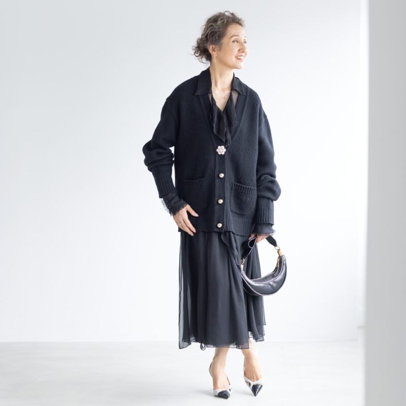 【60代おしゃれ】寒暖差の激しい10月は何を着る？ スタイリスト・坂本久仁子さん注目の「上品カーディガン」2選