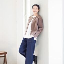 ジャケット¥1,969、ベイカーパンツ¥1,639 ／すべてハレイロ（しまむら）