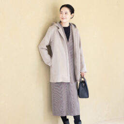 アウター¥2,970、ジャンパースカート¥1,639 ／すべてハレイロ（しまむら）