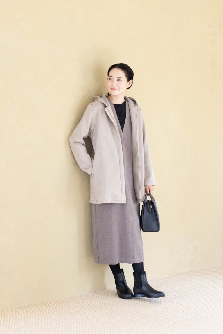 アウター¥2,970、ジャンパースカート¥1,639 ／すべてハレイロ（しまむら）