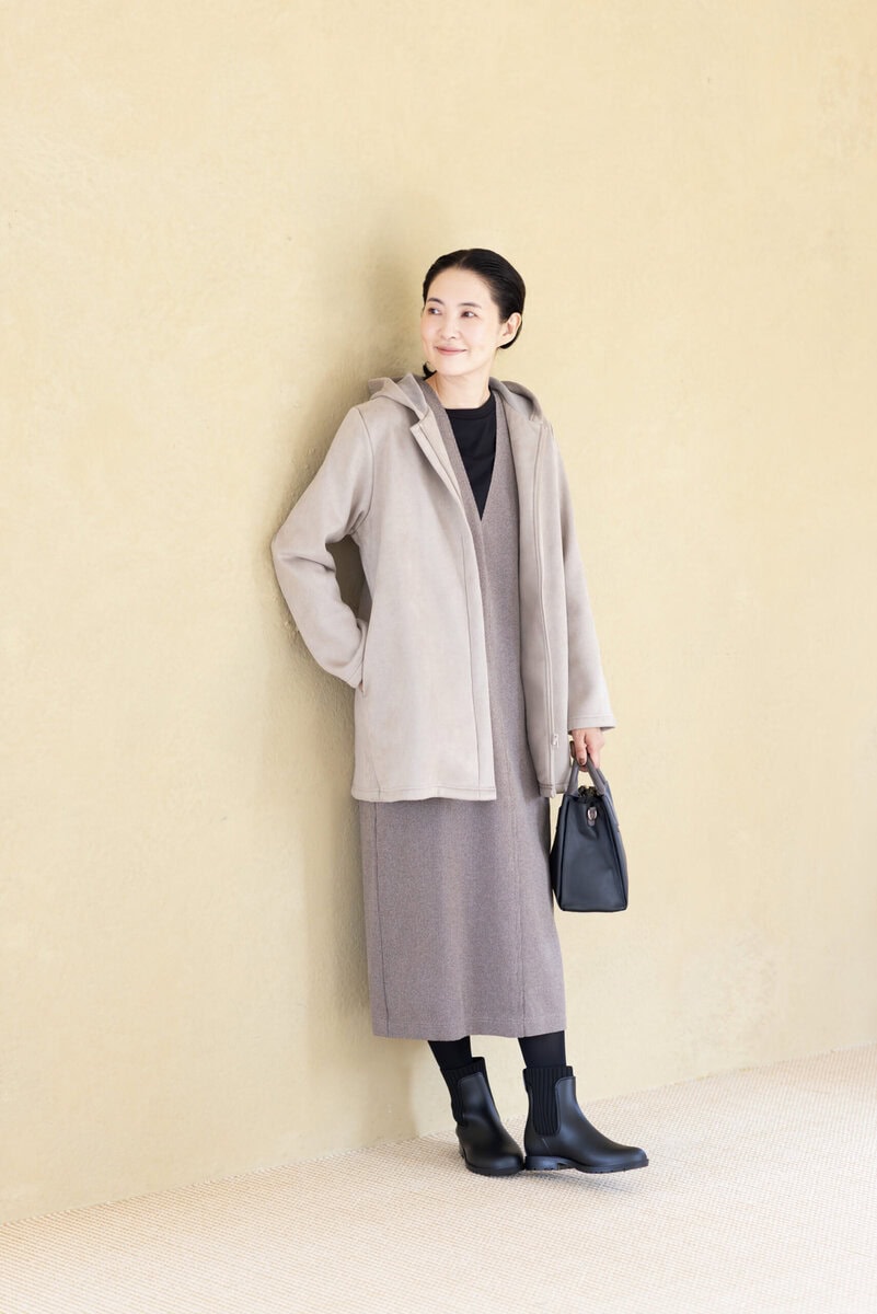 アウター¥2,970、ジャンパースカート¥1,639 ／すべてハレイロ（しまむら）