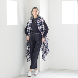 ストール¥23,100、ニット¥17,600、ベルト¥11,000、パンツ¥19,800、靴（参考商品）／すべてニューヨーカー（ダイドーフォワード）、イヤリング／スタイリスト私物