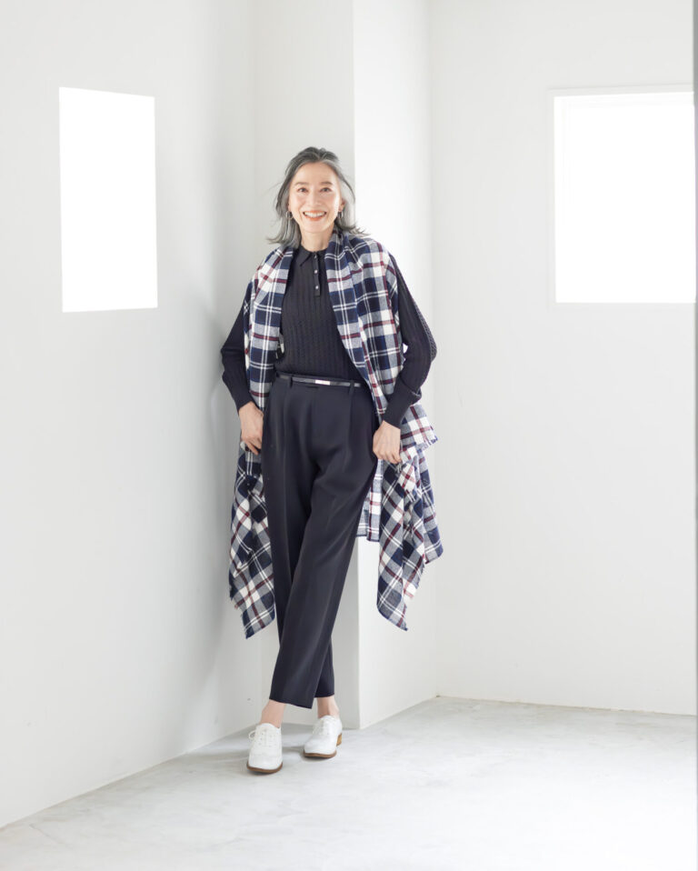 ストール¥23,100、ニット¥17,600、ベルト¥11,000、パンツ¥19,800、靴（参考商品）／すべてニューヨーカー（ダイドーフォワード）、イヤリング／スタイリスト私物