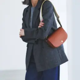 バッグ¥79,200／ロンシャン（ロンシャン・ジャパン）、ジャケット¥71,500／マカフィー（トゥモローランド）、ニット¥33,000／レキップ、デニム¥27,500アッパーハイツ（ゲストリスト）、イヤリング¥18,150／ケネス・ジェイ・レーン（ズットホリック）