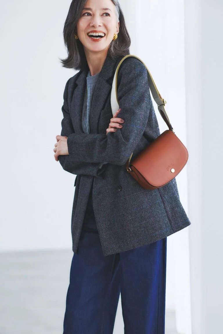 バッグ¥79,200/ロンシャン(ロンシャン・ジャパン)、ジャケット¥71,500/マカフィー(トゥモローランド)、ニット¥33,000/レキップ、デニム¥27,500アッパーハイツ(ゲストリスト)、イヤリング¥18,150/ケネス・ジェイ・レーン(ズットホリック)